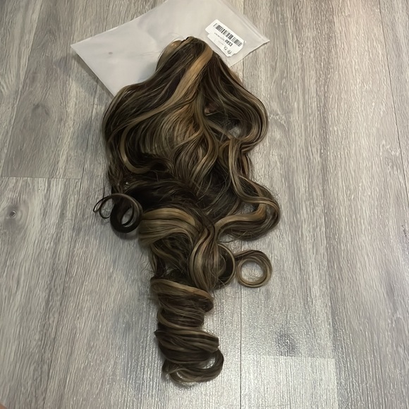 Other - 📦Ponytail clip in 22”